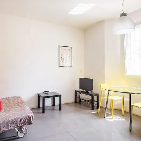 A Saltarelli Vicino All'aeroporto *